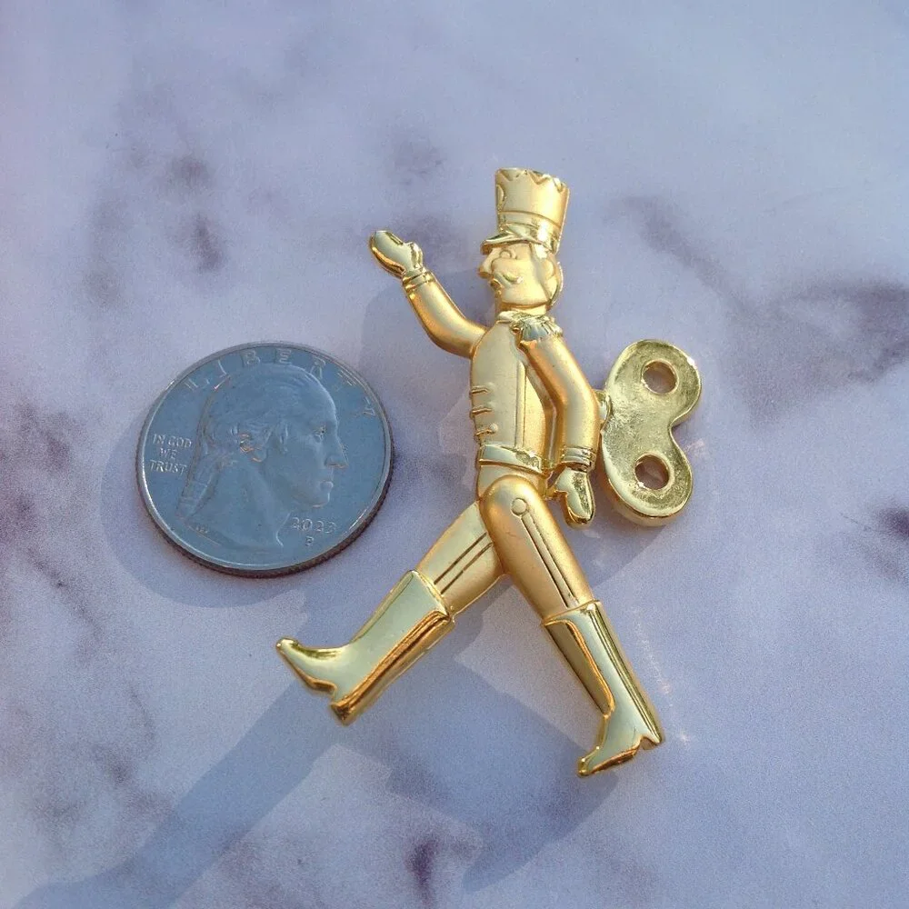 JJ Jonette Jewelry Gold Rhodium Plated BROOCH Toy Soldier in Full Regalia